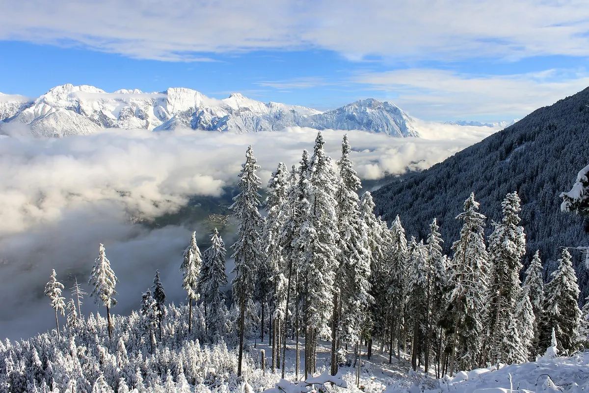 Writing Winter: How to Use Seasonal Imagery in Fiction Without Clichés